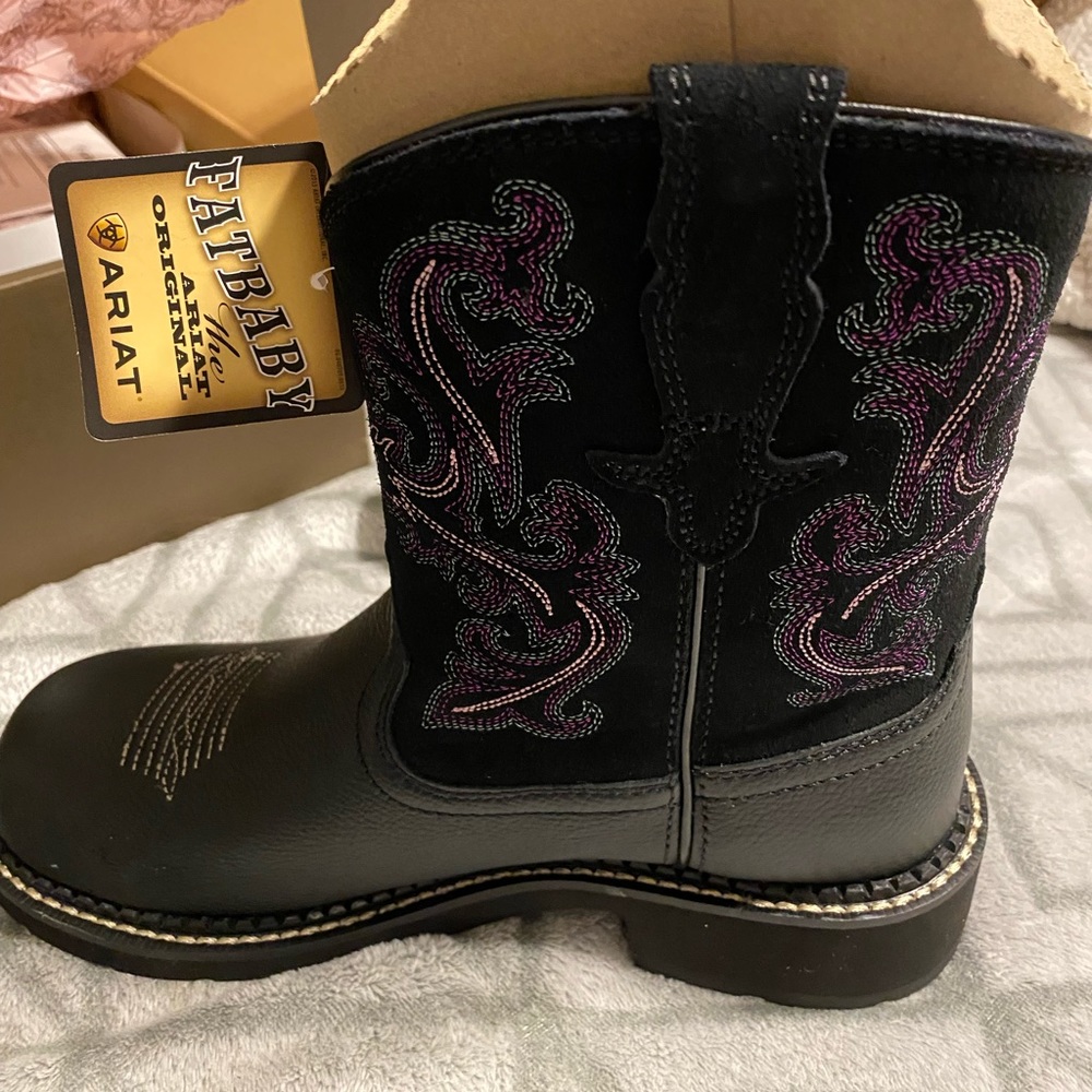 Women’s size 8 Ariat cowboy boots brand new in box